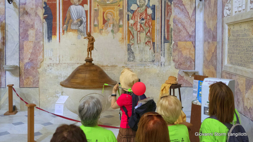 Interno della Cattedrale di Matera con guida turistica