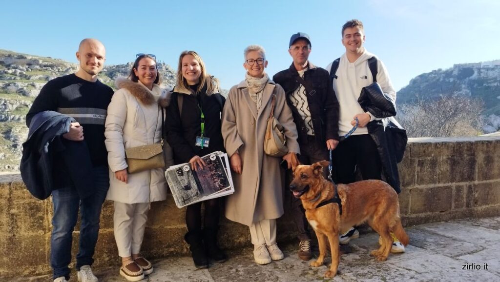 Foto di gruppo con amici a quattro zampe durante la visita guidata a Matera